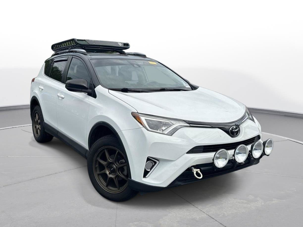 Used 2018 Toyota RAV4 LE FWD image 3