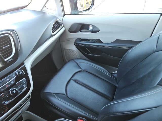 Used 2024 Chrysler Pacifica Touring-L image 21