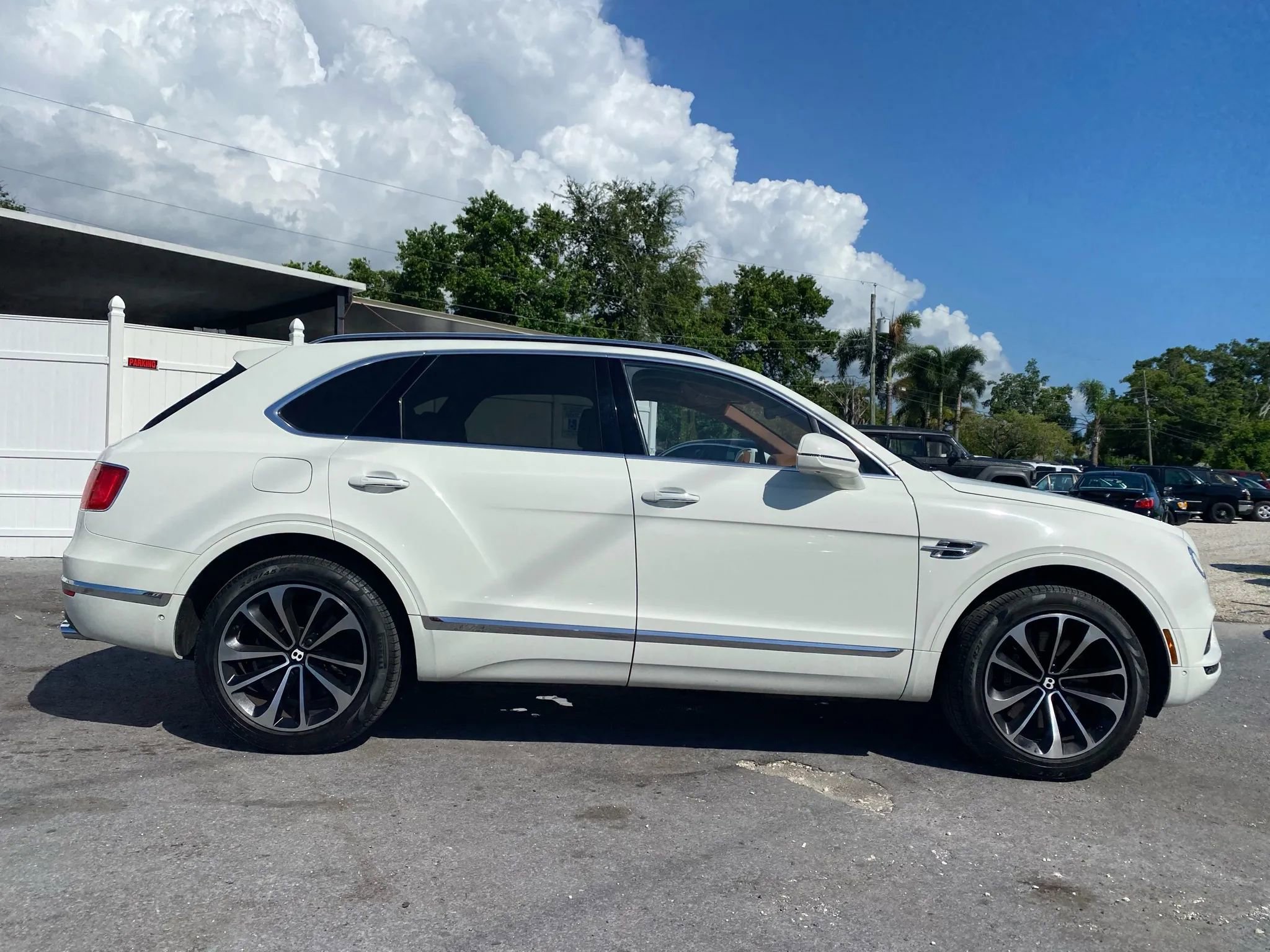 Used 2017 Bentley Bentayga AWD/4WD image 2