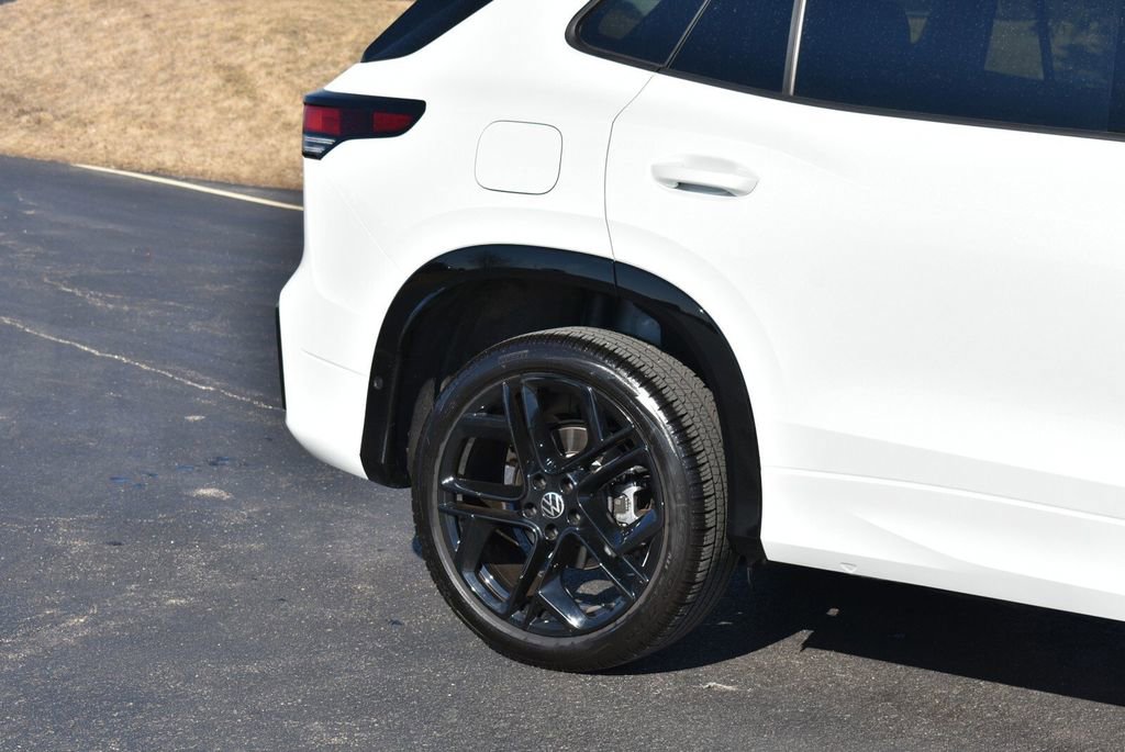 Used 2025 Volkswagen Tiguan SE R-Line image 5