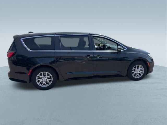 Used 2023 Chrysler Pacifica Touring-L image 10