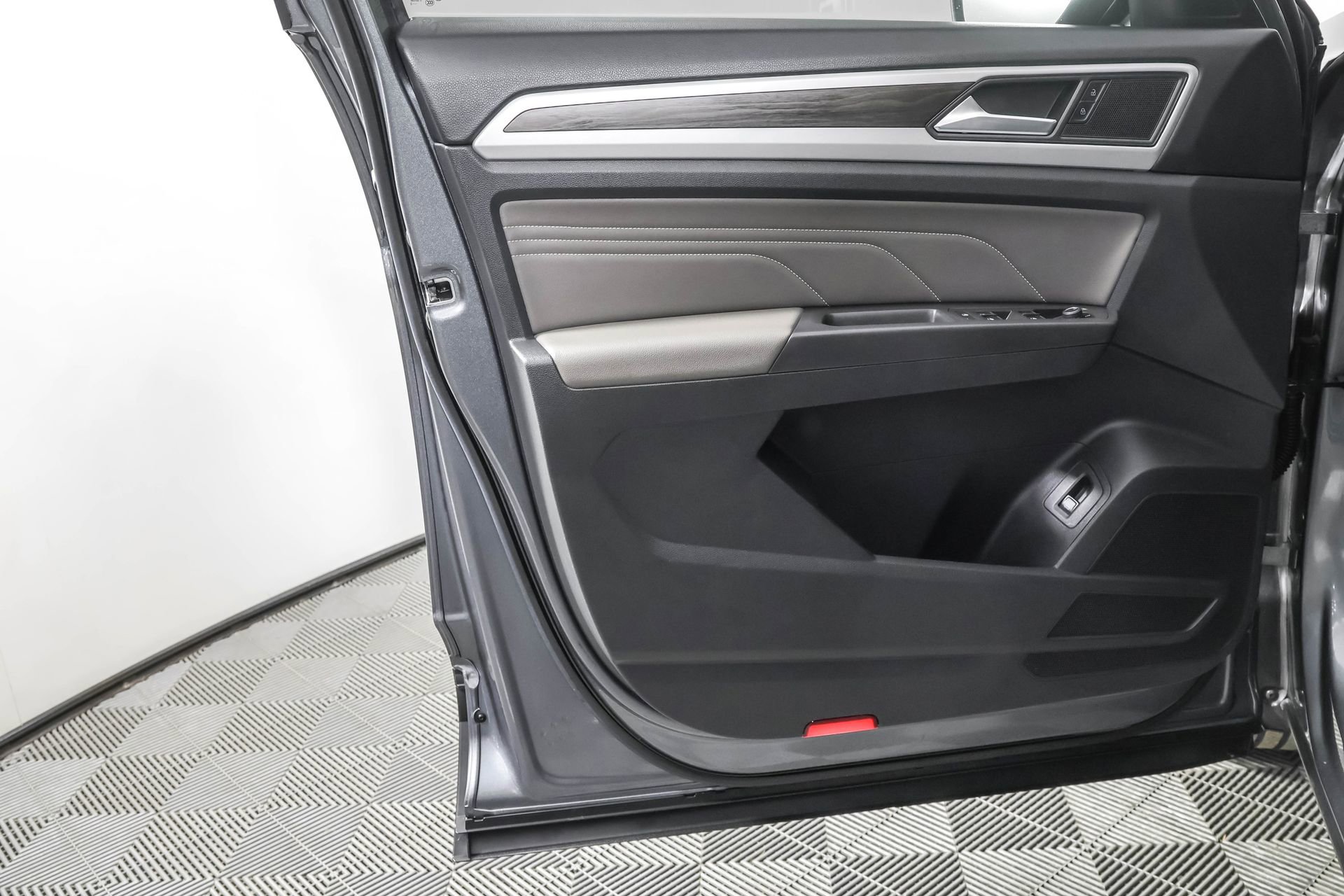 Used 2023 Volkswagen Atlas SE w/ Black Wheel Package image 33