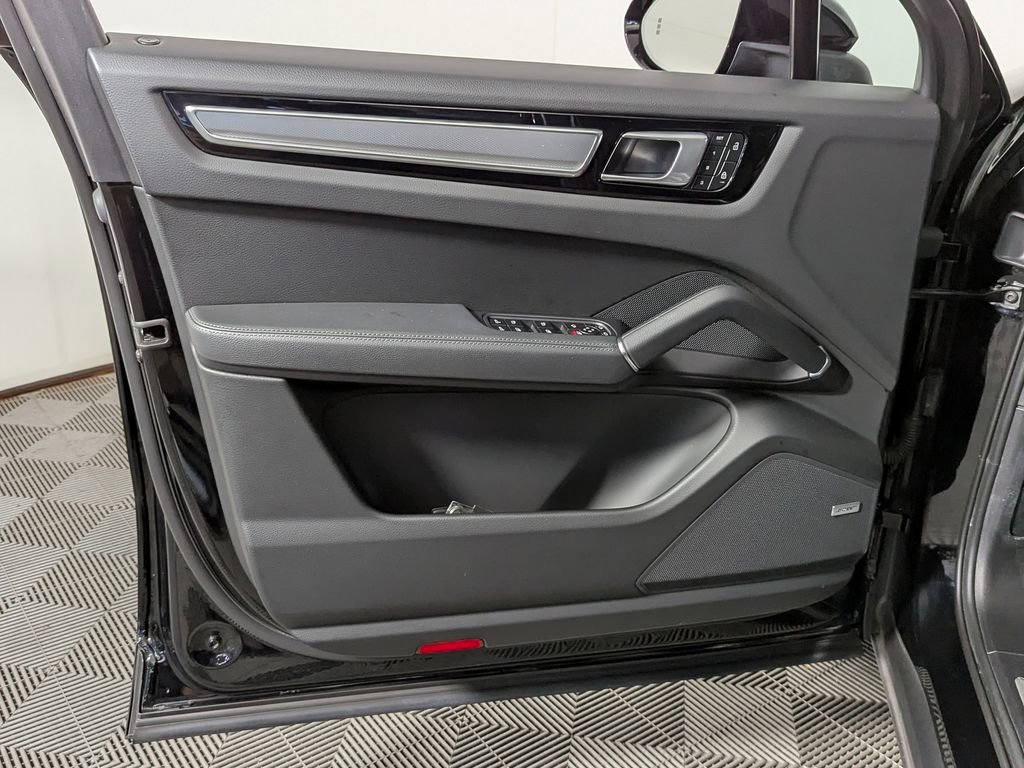 Used 2022 Porsche Cayenne Platinum Edition image 14