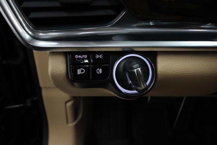 Used 2018 Porsche Panamera 4S image 16