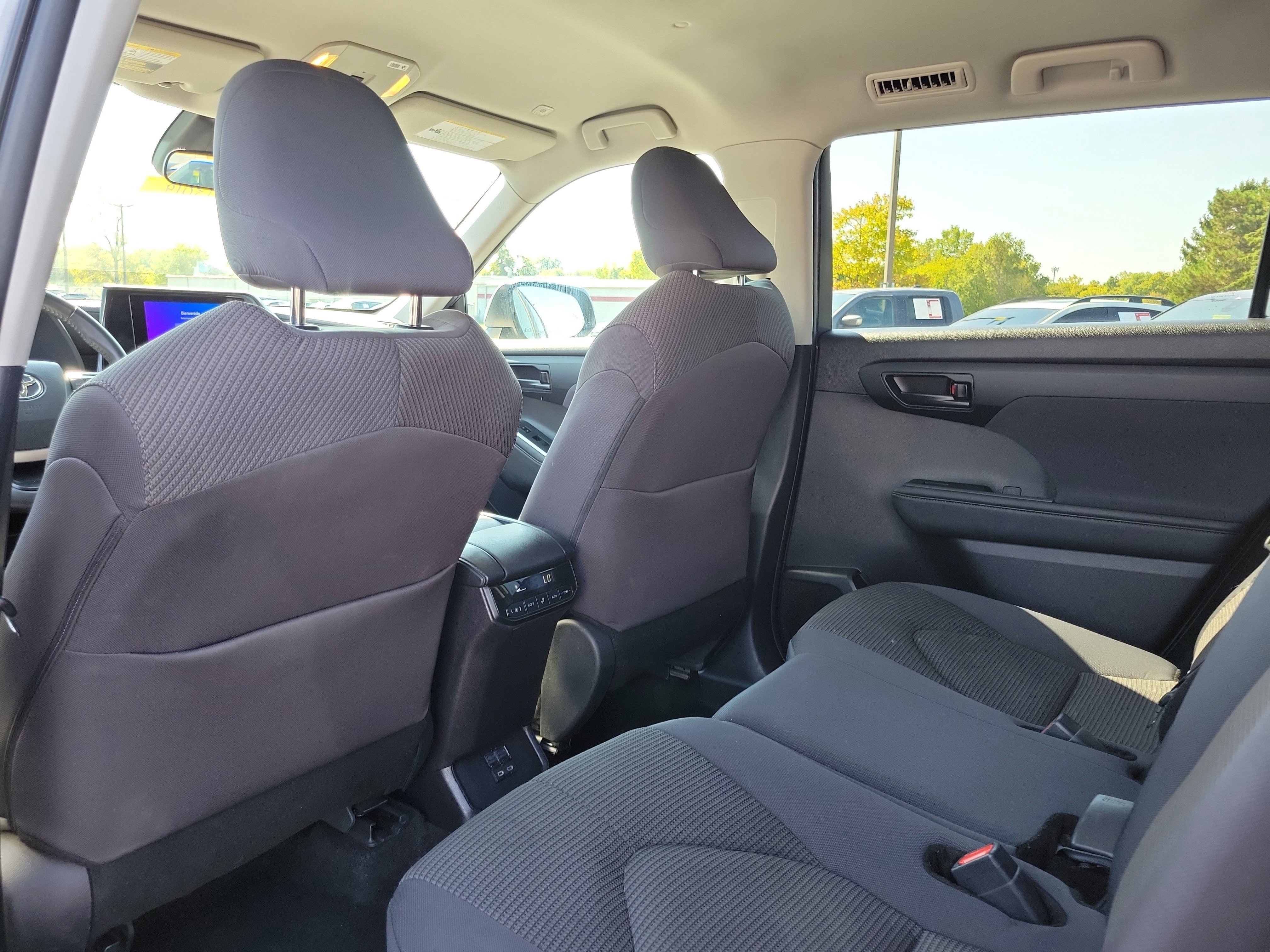 Used 2024 Toyota Highlander LE image 14