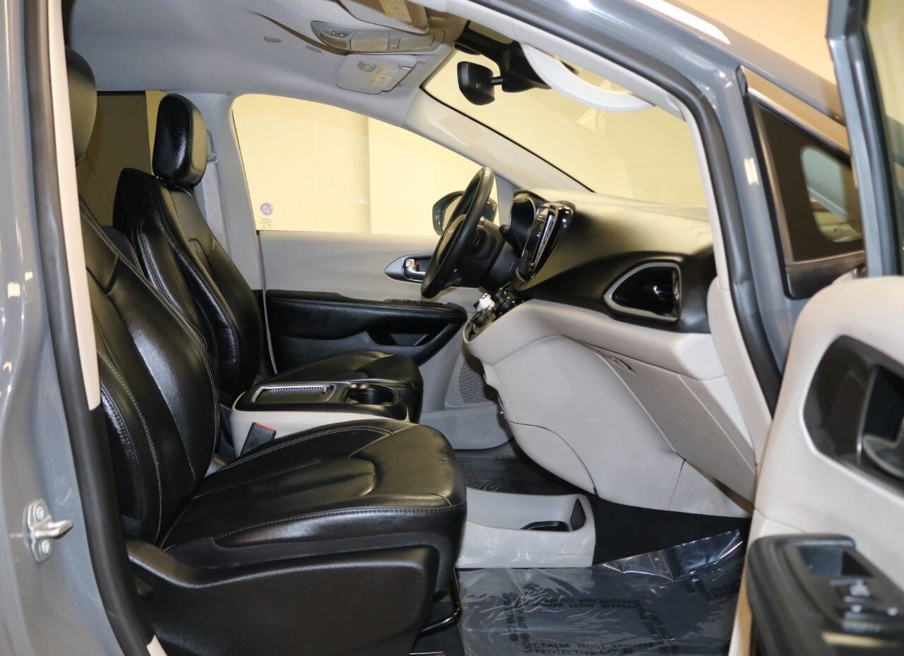 Used 2023 Chrysler Pacifica Touring-L image 20