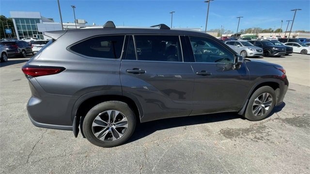 Used 2022 Toyota Highlander XLE image 2