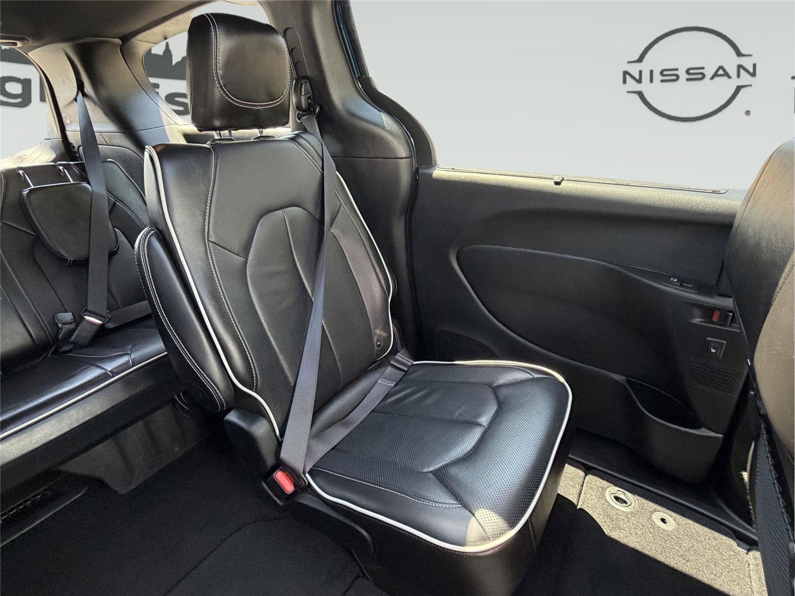 Used 2025 Chrysler Pacifica Limited FWD image 31