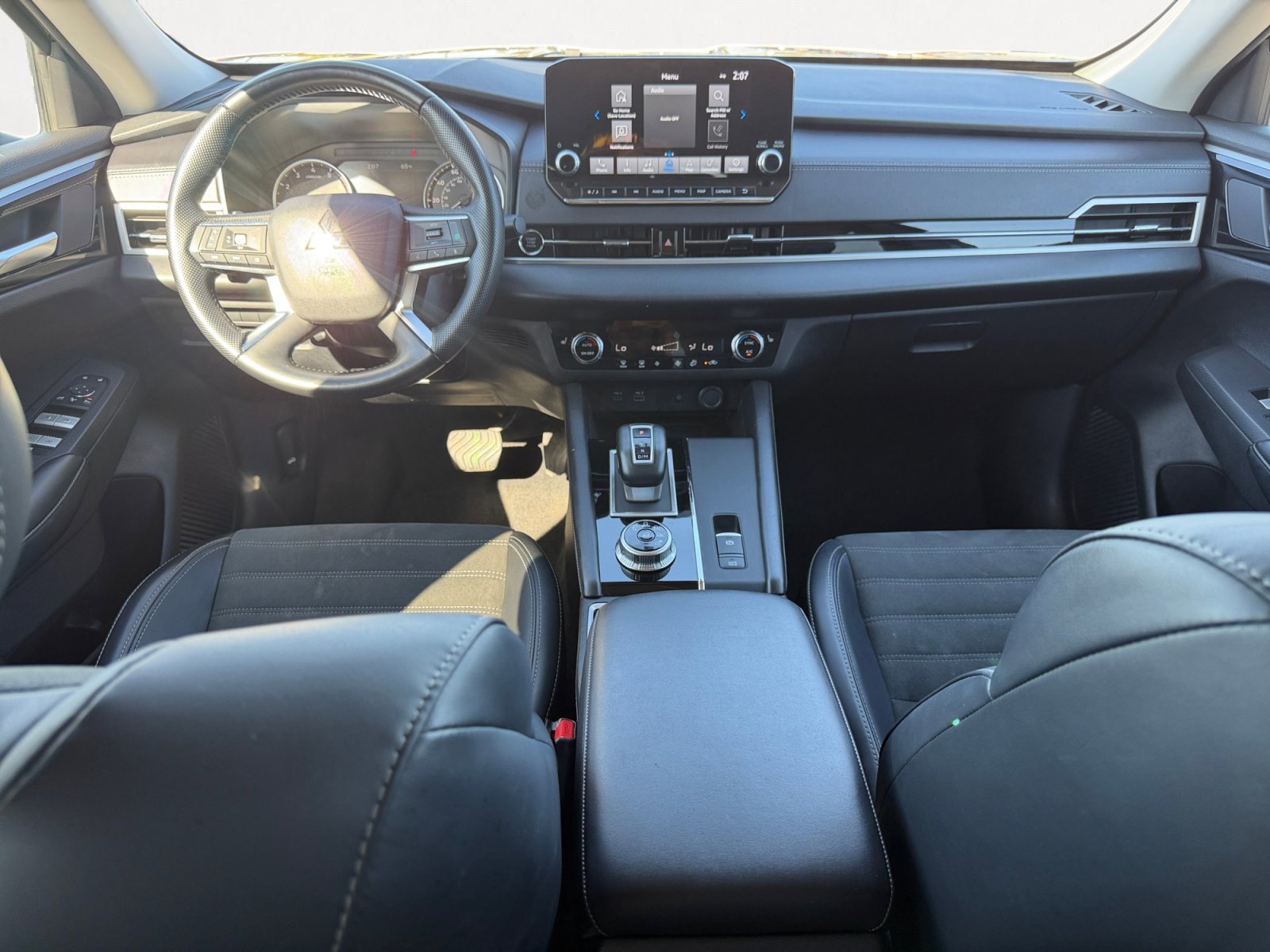 Used 2024 Mitsubishi Outlander SE image 3