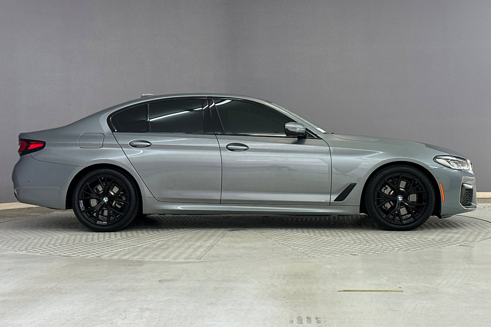 Used 2023 BMW 530i w/ M Sport Package image 7