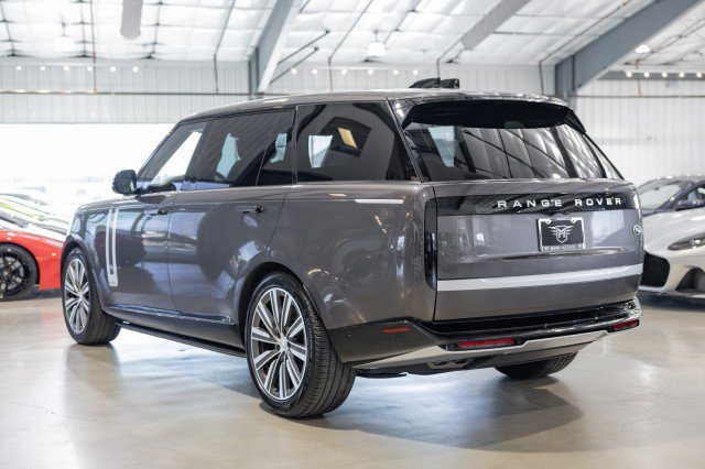 Used 2023 Land Rover Range Rover Long Wheelbase Autobiography image 4