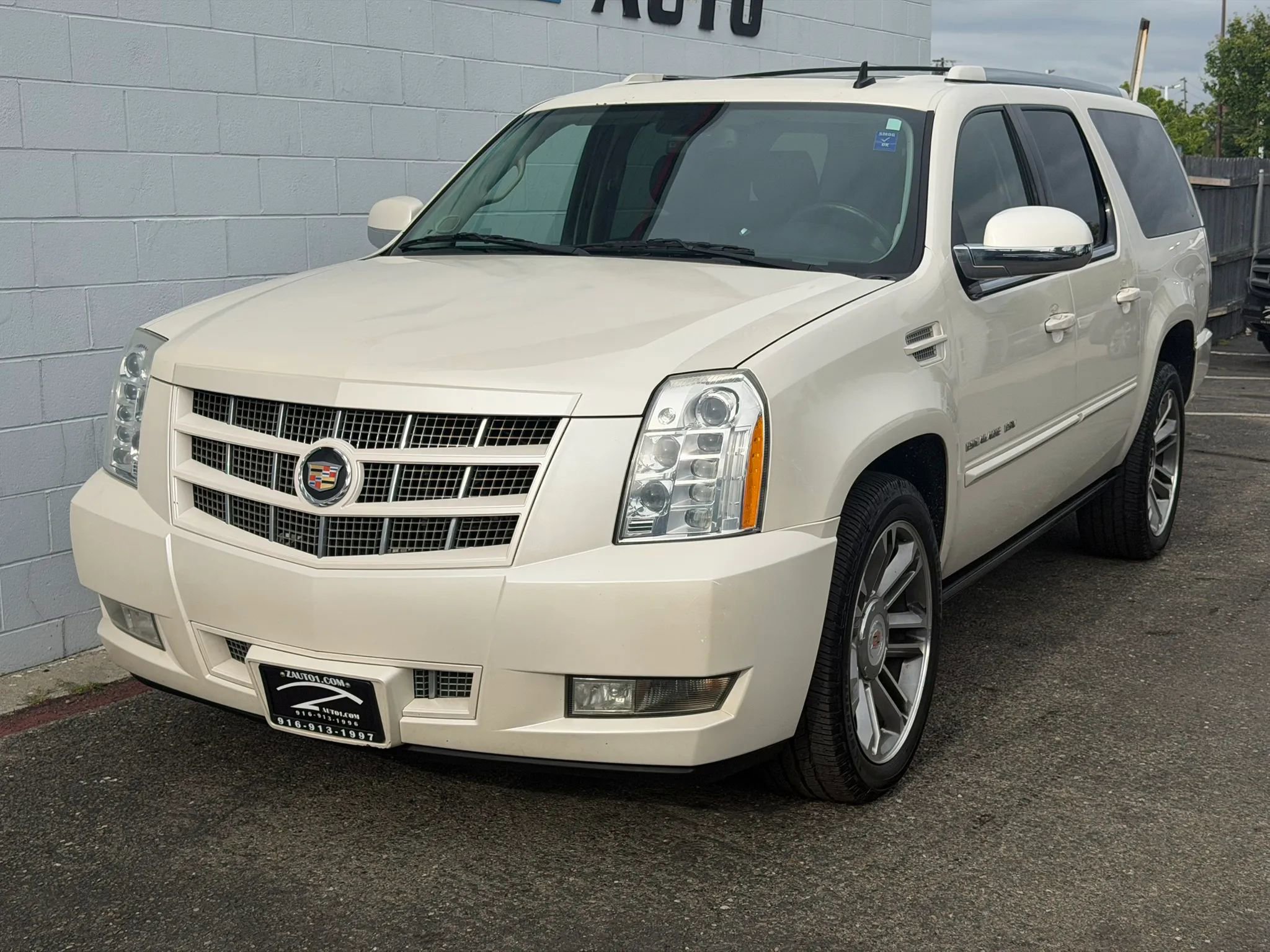 Used 2014 Cadillac Escalade ESV Premium AWD/4WD image 2