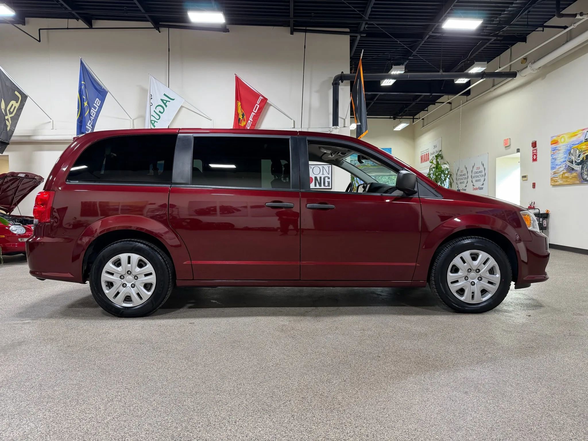 Used 2019 Dodge Grand Caravan SE image 4