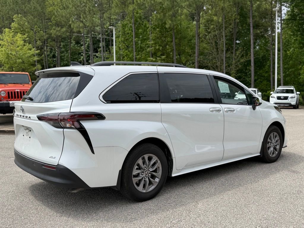 Used 2025 Toyota Sienna XLE FWD image 3