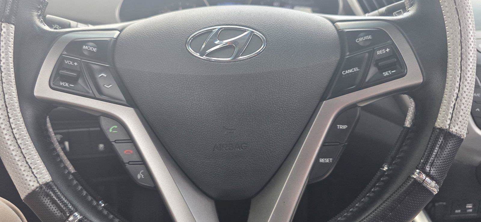 Used 2017 Hyundai Veloster Value Edition FWD image 16