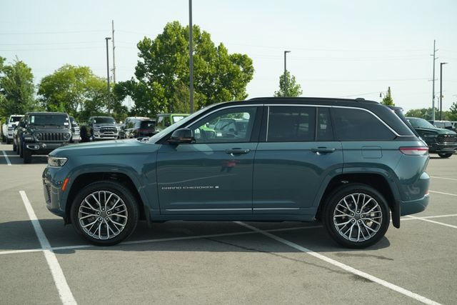 New 2026 Jeep Grand Cherokee Summit w/ MOPAR Finishing Package AWD/4WD image 4