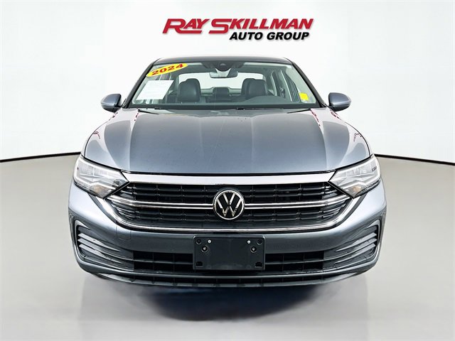 Used 2024 Volkswagen Jetta SE image 2