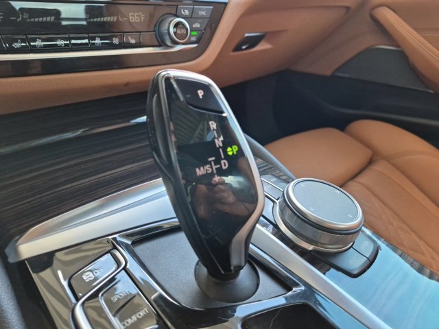 Used 2021 BMW 530i w/ Premium Package RWD image 12