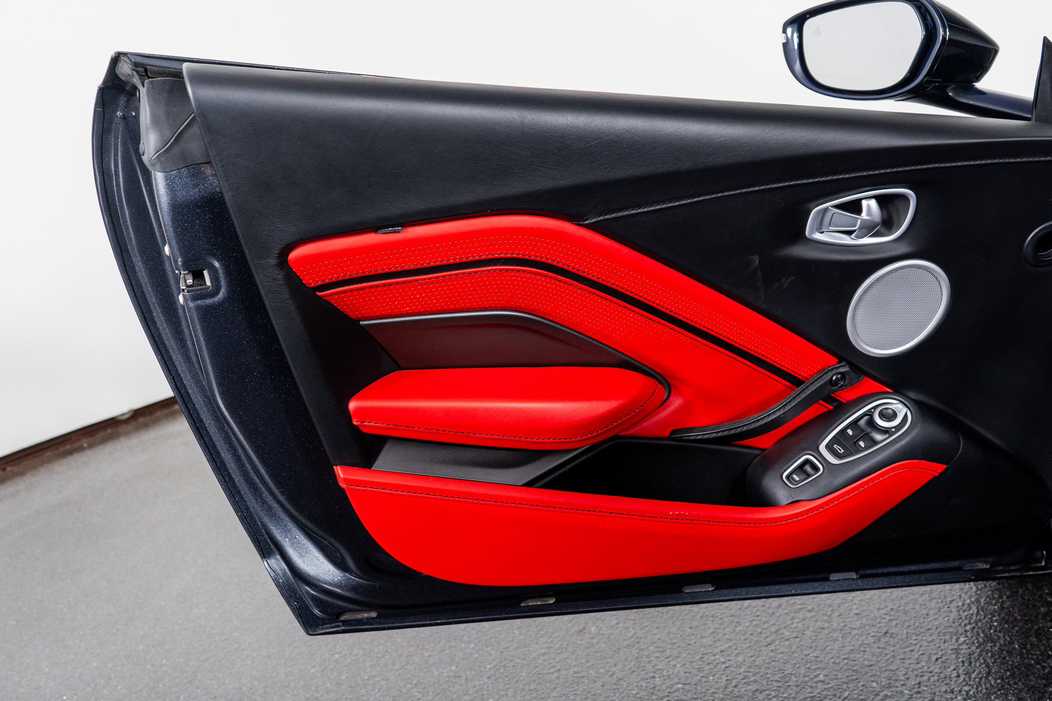 Used 2021 Aston Martin V8 Vantage Roadster image 45