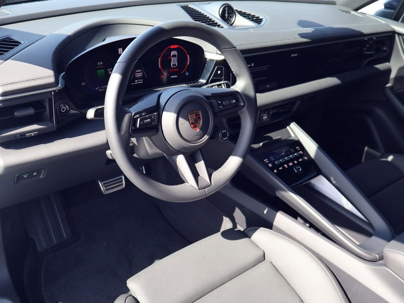 New 2025 Porsche Macan 4S Electric image 4