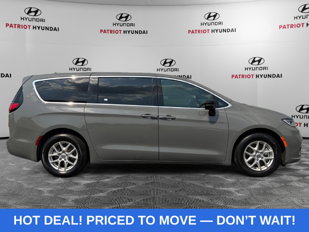 Used 2025 Chrysler Pacifica Select FWD image 2