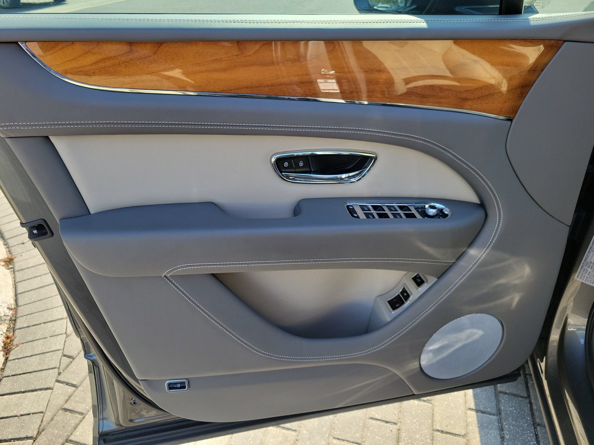 Certified 2023 Bentley Bentayga Plug-In Hybrid AWD/4WD image 26
