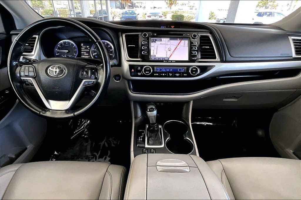Used 2019 Toyota Highlander XLE w/ Carpet Mat Package (TMS) FWD image 7
