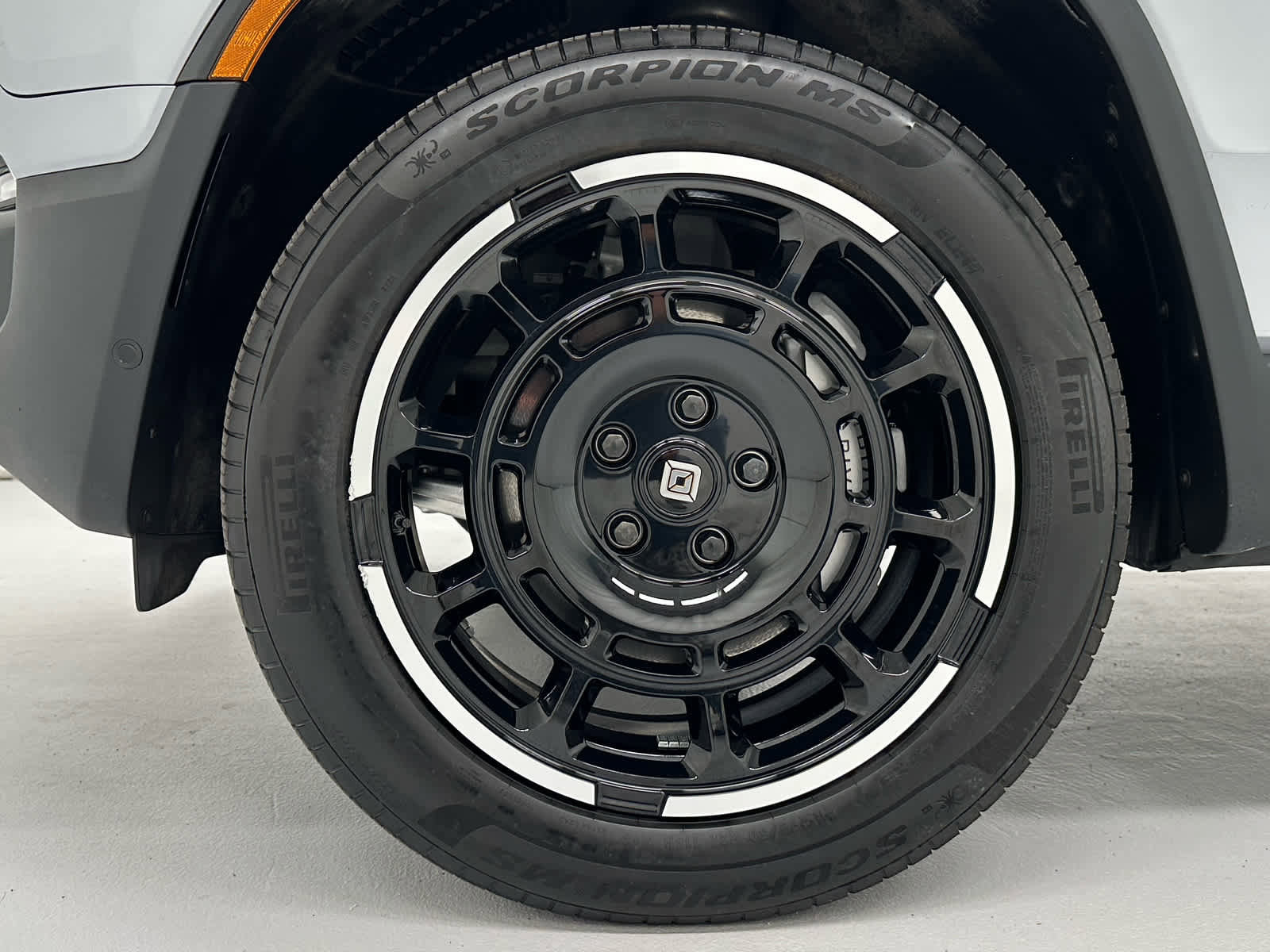 Used 2025 Rivian R1S Adventure image 9