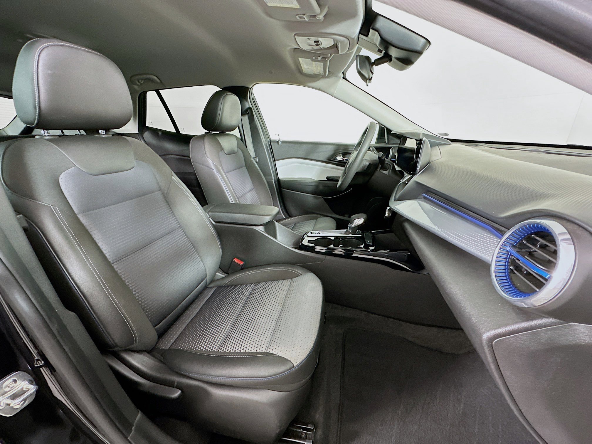 Used 2025 Chevrolet Trax LT FWD image 29