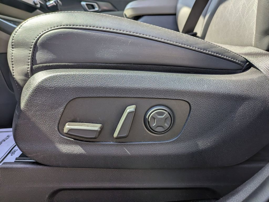 Used 2025 Kia Carnival FWD image 14