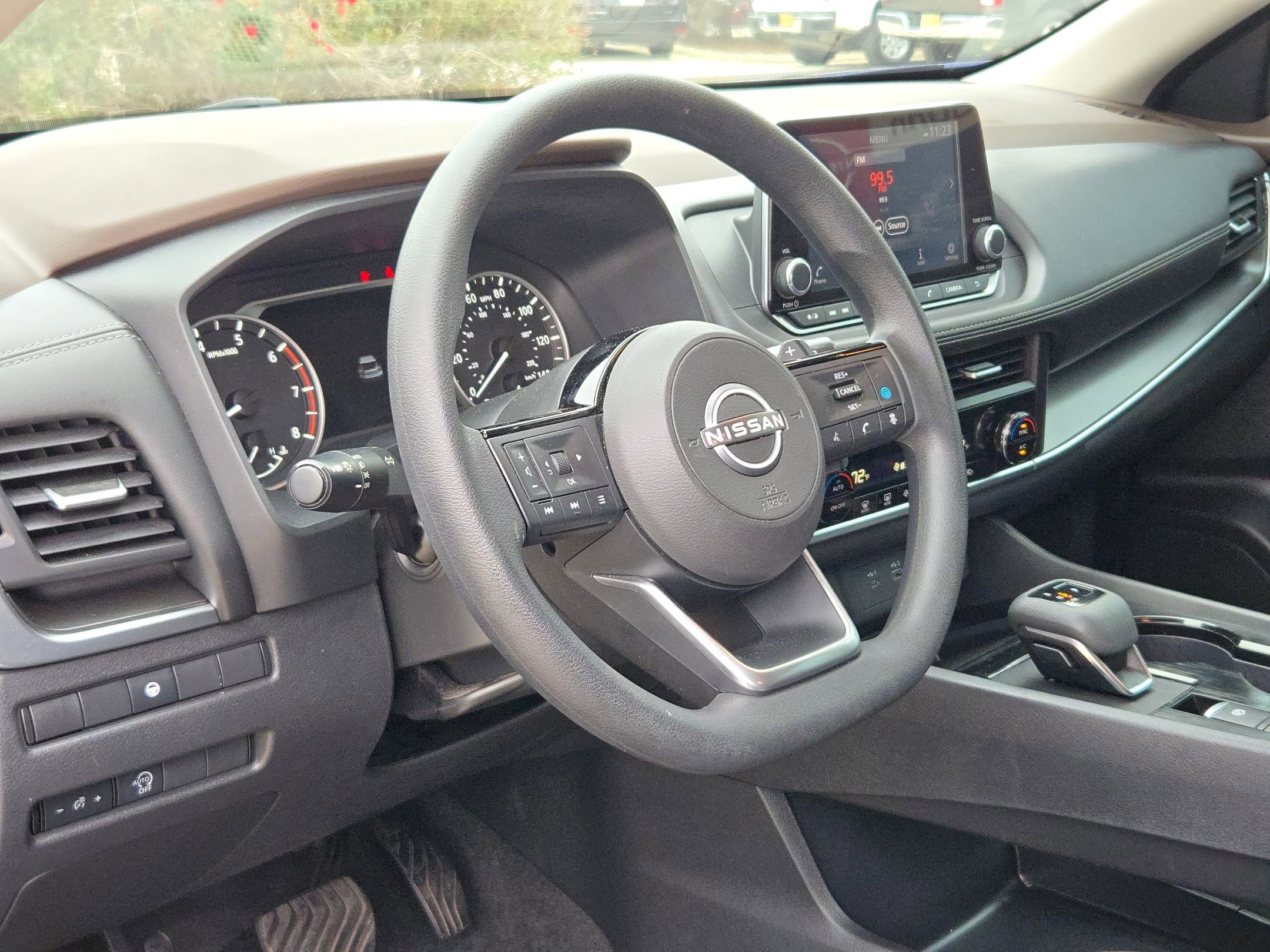 Used 2023 Nissan Rogue SV image 10