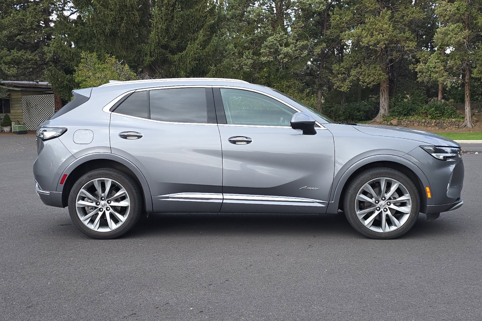 Used 2022 Buick Envision Avenir w/ Technology Package II image 3