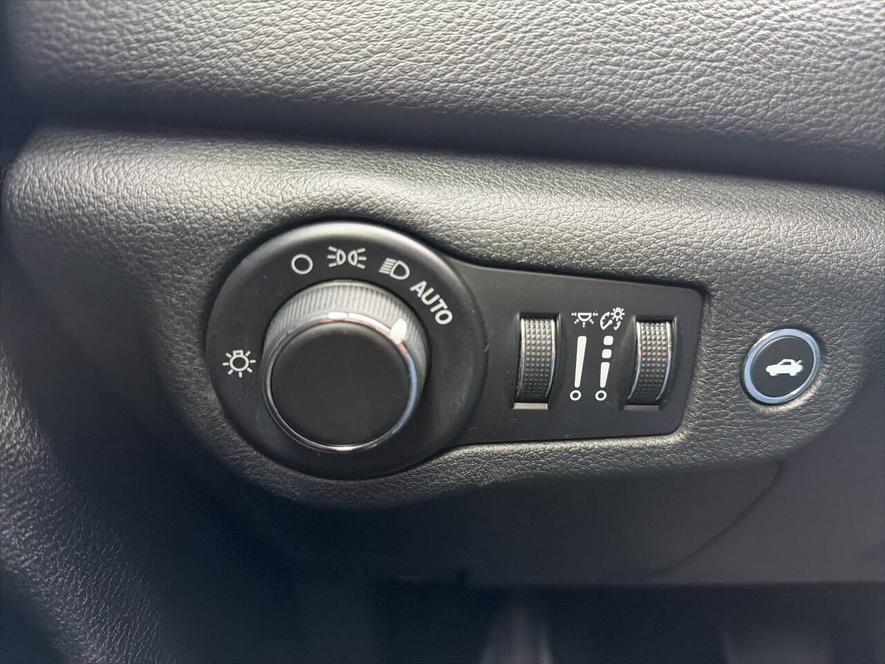 Used 2015 Chrysler 200 Limited w/ Convenience Group FWD image 12