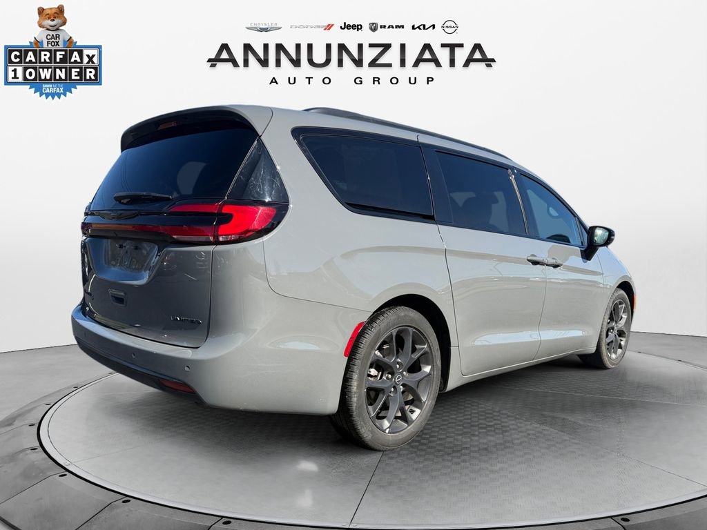Used 2025 Chrysler Pacifica Limited image 5