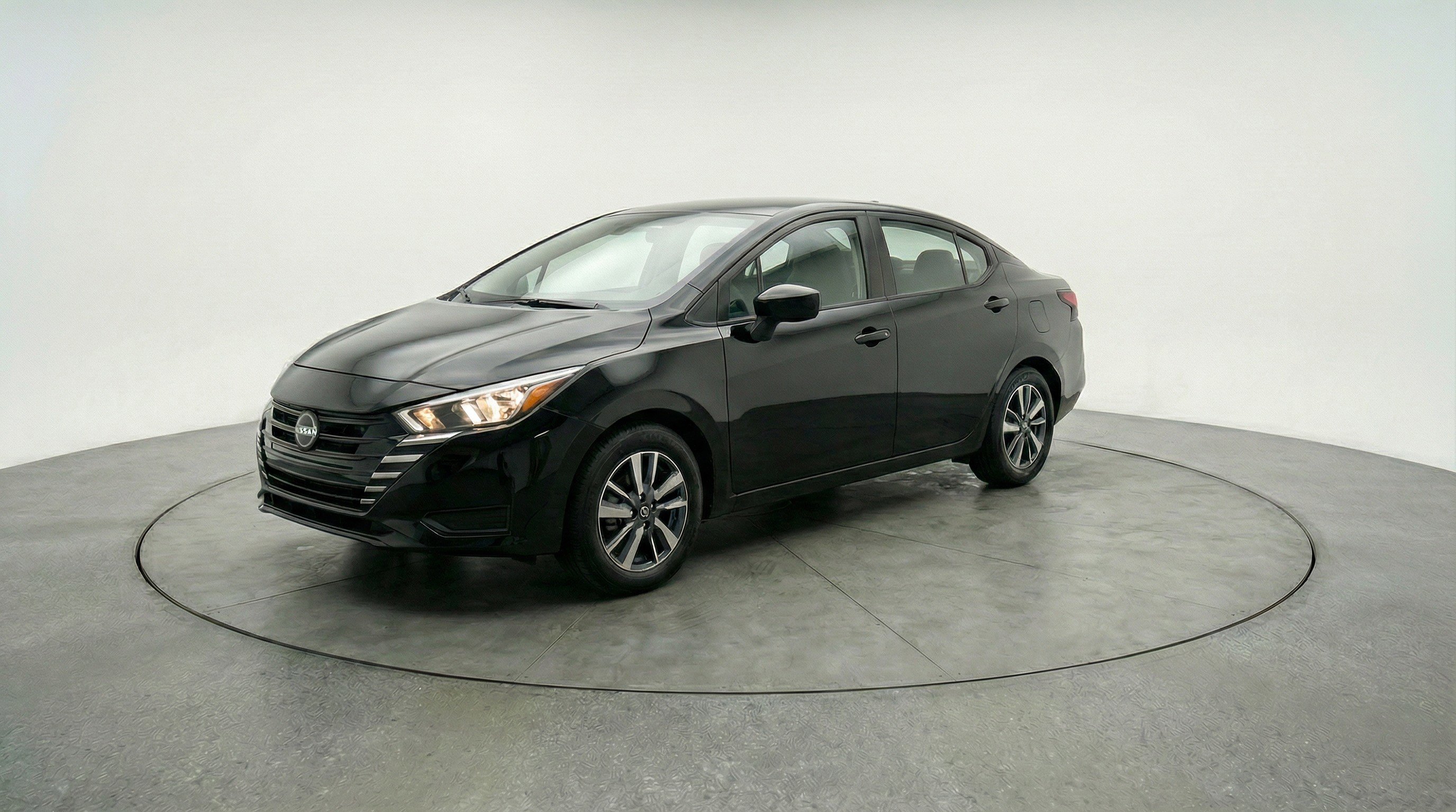 Used 2025 Nissan Versa SV image 3