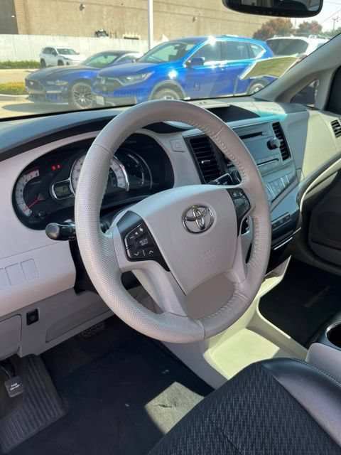 Used 2013 Toyota Sienna SE FWD image 6