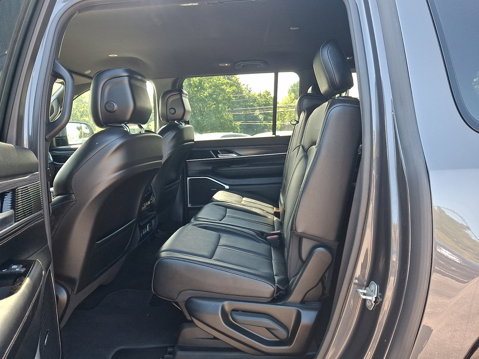 Used 2024 Jeep Wagoneer L Series II w/ Flexible Seating Group AWD/4WD image 10