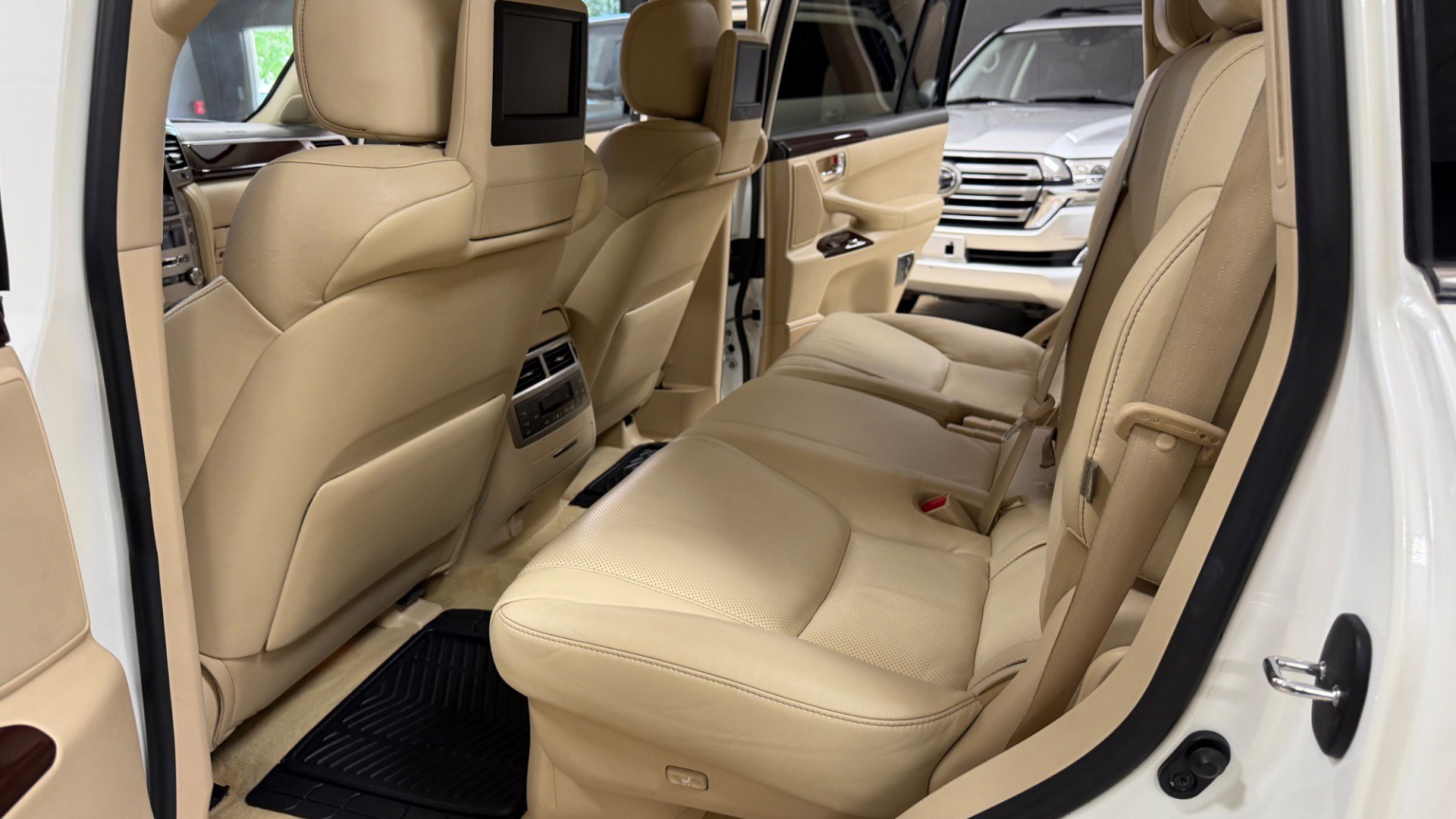 Used 2013 Lexus LX 570 4WD w/ Luxury Pkg w/Pre-crash image 24