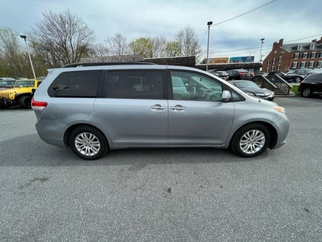 Used 2013 Toyota Sienna XLE image 7