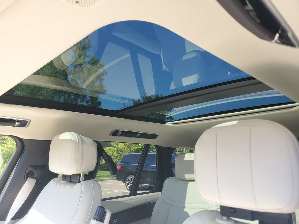 New 2026 Land Rover Range Rover Long Wheelbase SE AWD/4WD image 11
