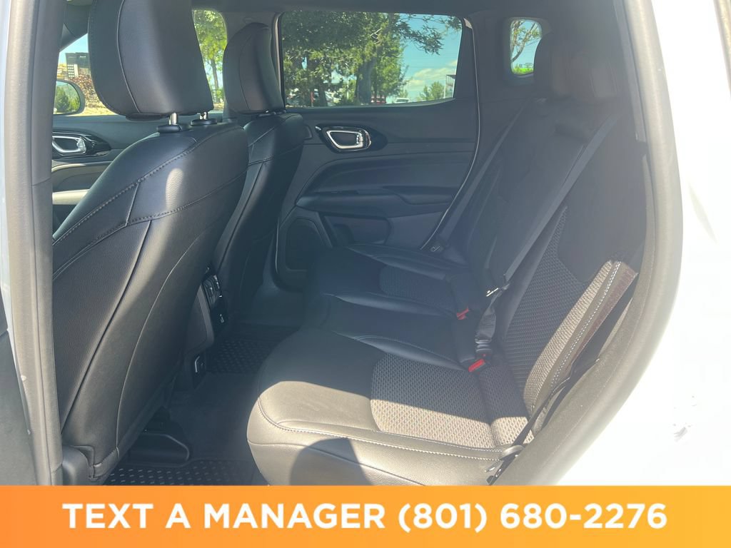 Used 2025 Jeep Compass Latitude w/ Sun & Sound Group AWD/4WD image 23