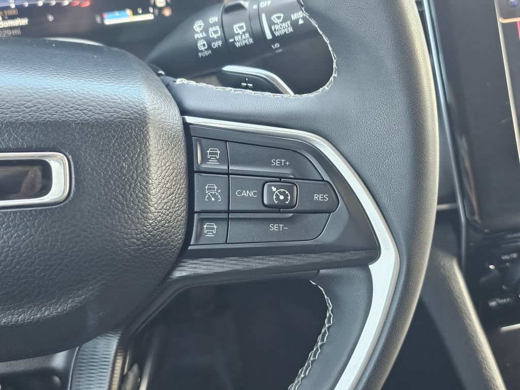 Used 2024 Jeep Grand Cherokee Laredo AWD/4WD image 26