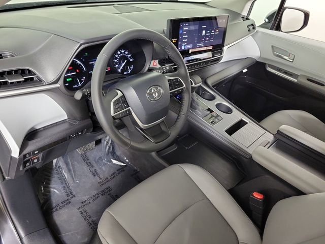 Used 2025 Toyota Sienna XLE image 18