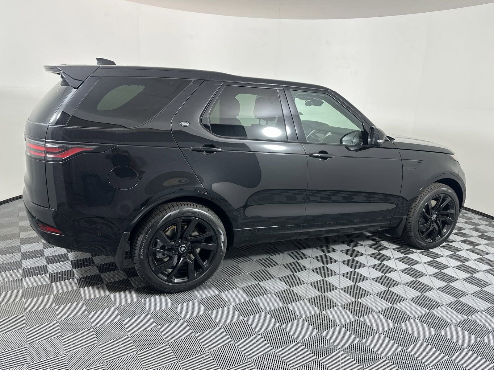 Certified 2025 Land Rover Discovery Dynamic SE AWD/4WD image 21