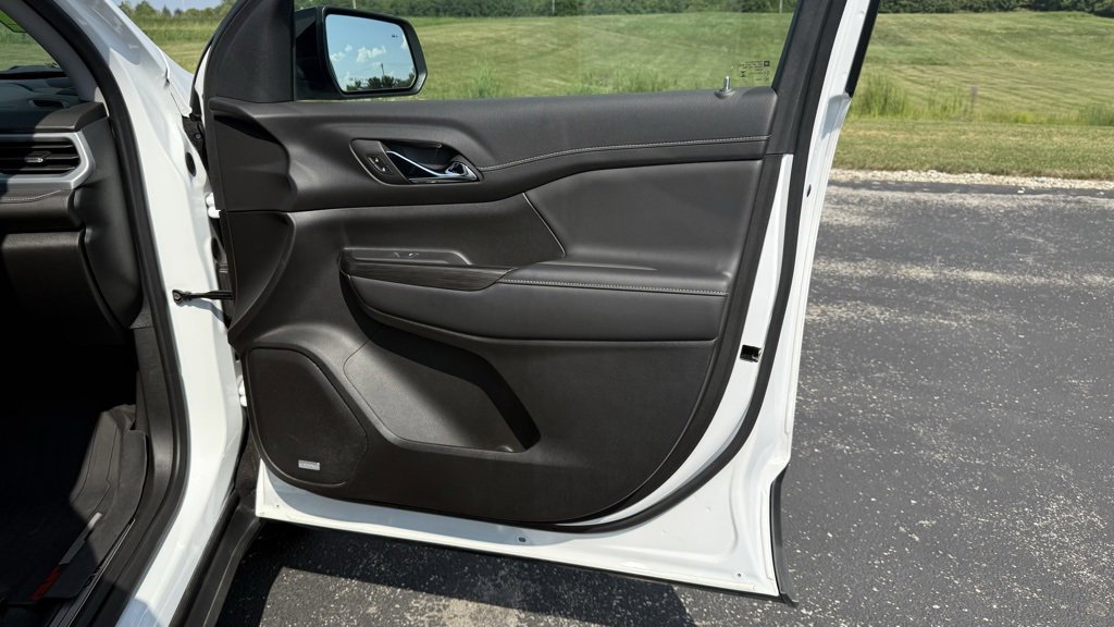 Used 2023 GMC Acadia SLT w/ Elevation Edition image 18