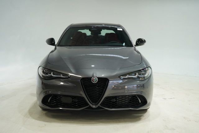 Used 2025 Alfa Romeo Giulia AWD image 2