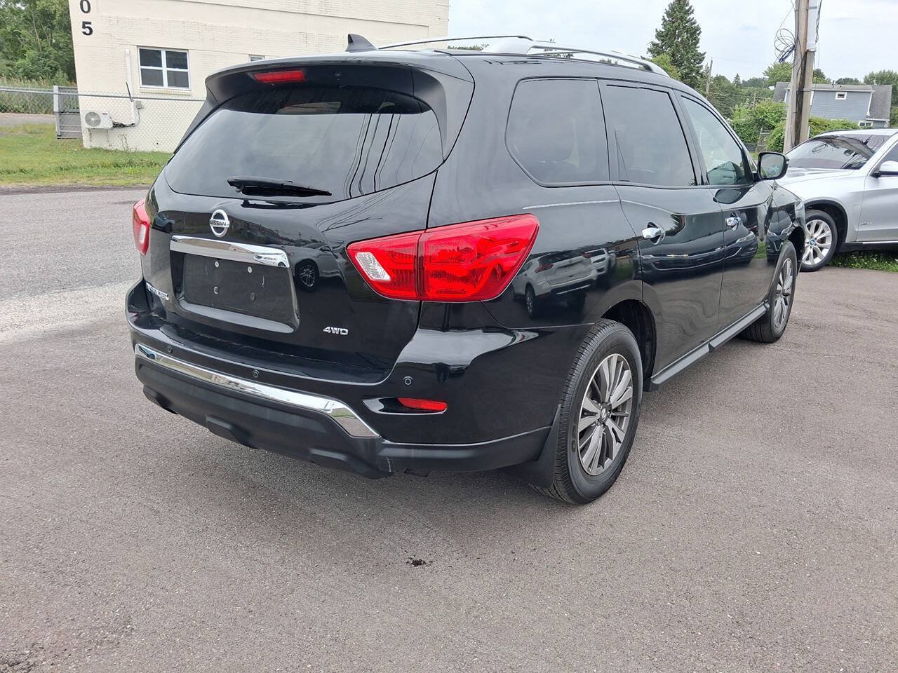 Used 2019 Nissan Pathfinder S AWD/4WD image 3