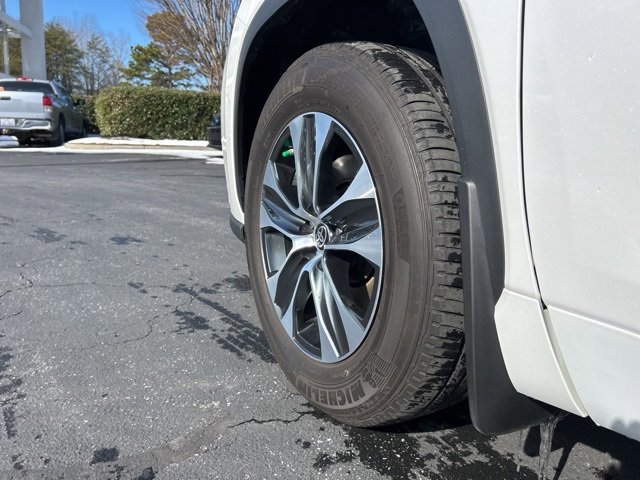 Used 2025 Toyota Highlander XLE image 10