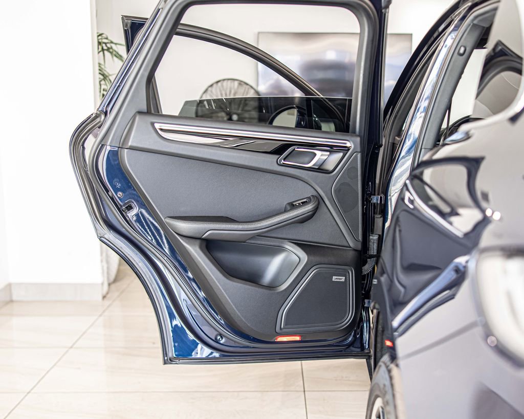 Used 2021 Porsche Macan S AWD/4WD image 35