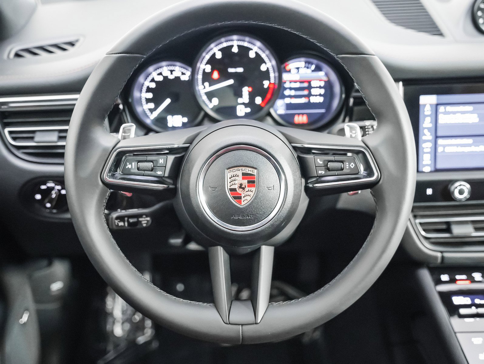 Certified 2025 Porsche Macan image 17